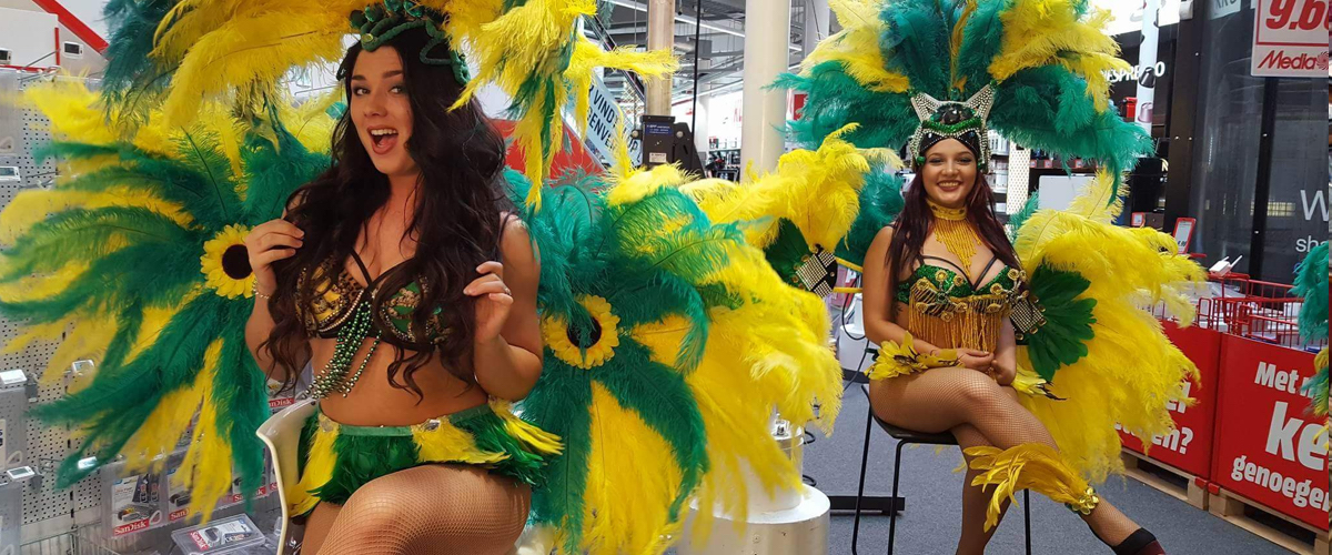 Danseressen in Tropische Samba kostuums